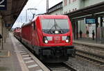 DB 187 171 mit einem Flachwagen und der DB 265 009-1 Richtung Bad K�sen, am 02.01.2024 in Naumburg (S) Hbf.