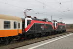 EBS/FWK 143 056-0 und 143 124-6 mit dem D-EBS 56 80 21-80 084-8 Bom am 02.01.2024 in Naumburg (S) Hbf.
