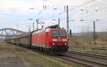 DB 185 039-5 mit Habbiins-Wagen Richtung Weißenfels, am 09.04.2025 in Naumburg (S) Hbf.