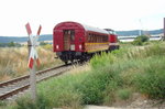 EBS 202 597-1 mit einem frisch lackierten Mitropa-Wagen in Richtung Naumburg, am 08.07.2016 bei Laucha.