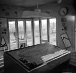 Das Stellwerkspult auf dem damaligen Stellwerk W1 in Naumburg Hbf, im Jahr 1975.