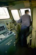 Lokf�hrer Dieter Bauer am 08.05.1981 auf dem F�hrerstand einer V60 vom Zementwerk Karsdorf.