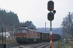 DR 132 485-4 mit einem G�terzug bei der Einfahrt in Nebra; 21.03.1991 (Foto: Ingmar Weidig)