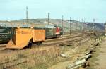 Ein abgestellter Schneepflug und die DR 110 723-4 mit dem Leerzug des P 3573 aus Leuna S�d auf der R�ckfahrt in Richtung Naumburg, im Bf Laucha; 27.04.1982 (Foto: Klaus Pollm�cher)