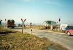Der damals sehr bekannte  Flatterband Bahnübergang  an der Unstrutbahn zwischen Karsdorf und Reinsdorf.