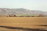 DR 112 528-5 + 110 053-6 mit einem Personenzug von Naumburg (S) Hbf nach Nebra, bei Kirchscheidungen; 28.10.1991 (Foto: Hans-Peter Waack www.
