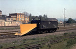 Der Schneepflug 80 50 979 4230-8 BM Artern SPS 411, am 02.06.1981 im Bahnhof Laucha. (Foto: Peter Polzin)