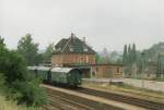 Abgestellte Bauzugwohnwagen mit einer Plasser & Theurer Stopfmaschine, am 13.06.1991 im Bahnhof Freyburg (Unstrut). (Foto: Wolfgang Schink)