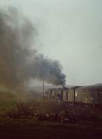 DR 52 8105-0 mit einem Personenzug von Querfurt nach Vitzenburg, am 05.05.1980 bei Grockst�dt.