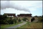 Ostertalbahn 52 8039-1 (ex DR 52 2720) mit einem Fotog�terzug von Sangerhausen �ber Vitzenburg nach Sondershausen, auf dem Viadukt bei Grockst�dt; 25.08.1996 (Foto: Steffen Tautz)