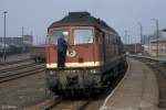 DR 132 415-1 am 07.03.1991 mit einem G�terzug in Artern. Vor der Weiterfahrt reinigt der Lokf�hrer nochmal die Scheiben. (Foto: Ingmar Weidig)