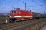 DR 243 562-6 mit einem Personenzug Richtung Bad K�sen, am 23.02.1990 bei der Ausfahrt in Naumburg Hbf.