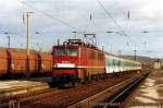 DB 109 059-6 mit einer RB von Halle (S) Hbf nach Eisenach, bei der Einfahrt in Naumburg Hbf; 23.12.1993 (Foto: Hans-Peter Waack http://www.bahnmotive.de)