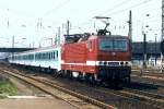 DB 143 180-8 mit einer RB von Eisenach nach Halle (S) Hbf, am 25.04.1997 in Naumburg Hbf.