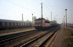 DR 250 212-8 mit Kesselwagen Richtung Weißenfels, am 03.10.1991 in Naumburg Hbf.
