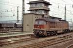 Im Jahr 1982 war die DR 131 018-4 am Stellwerk B2/W2 in Naumburg (S) Hbf  mit einem Zementzug nach Karsdorf unterwegs.