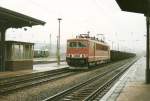 DB 155 207-4 mit einem G�terzug Richtung Gro�heringen, bei der Durchfahrt in Naumburg Hbf; 02.11.1991 (Foto: Wolfgang Schink)