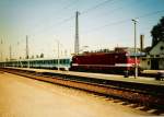DB 143 xxx, mit einer RB von Halle (S) Hbf nach Eisenach, in Naumburg Hbf; 01.07.1994 (Foto: G�nther G�bel)