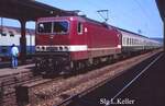 DR 143 573-4 mit einem D-Zug Richtung Bad Kösen, 1993 in Naumburg (S) Hbf. (Foto: Slg. L. Keller)