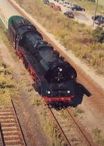 DB Museum 03 1010-2 mit einem Winzerfestplanzug von Nebra nach Naumburg (S) Hbf, am 08.09.2002 in Freyburg. (Foto: Bodo Zorn)