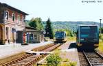 Im Jahr 2003 fanden alle 2 Stunden Kreuzungen der RB nach Artern und Naumburg Hbf im Bf Nebra statt. Hier zwei VT´s der KEG am 07.06.2003 beim 10 min�tigen Aufenthalt. (Foto: J�rg Sch�fer)