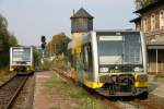 Burgenlandbahn 672 901-6 + 672 907-3 als RB nach Artern und Naumburg Hbf, im Bf Nebra; 04.10.2005 (Foto: Martin Clausing)
