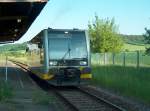 Burgenlandbahn 672 910-7 als RB von Naumburg Hbf nach Nebra, am 14.05.2008 beim Halt in Laucha.