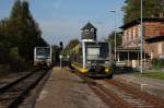 Burgenlandbahn 672 915 + 672 901 als RB nach Wangen und Burgenlandbahn 672 903 + 914 als RB nach Naumburg Ost, beim Kreuzungshalt in Nebra; 03.10.2011 (Foto: Tom Radics)