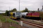 W�hrend am 01.09.2014 Burgenlandbahn 672 901 als RB 34872 (Naumburg Ost - Wangen) unterwegs ist, wartet in Karsdof Bbf die EBS 202 487-5 mit Kesselwagen, um diese in den Anschluss der EBS zu ziehen.