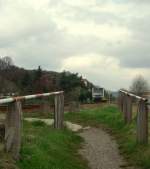 Ein VT 672 der Burgenlandbahn saust als RB aus Nebra durch Ro�bach, hier am alten Schrankenposten 1a und kommt in paar Minuten in Naumburg an; 05.04.2008 (Foto: p.h.)
