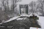 Das Unstrutbahngleis am 28.01.2012 an der Baustelle der neuen Saalebr�cke in Ro�bach.