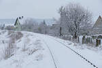 Das zugeschneite Gleis der Unstrutbahn am 18.01.2024 in Roßbach.