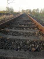 In Reinsdorf (b Artern) wechseln sich auf dem Unstrutbahngleis in Fahrtrichtung Artern Holz- und Betonschwellen ab; 28.04.2012 (Foto: Michael Rathmann)