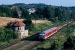 DB 628 610 als RB 26965 nach Naumburg Hbf, am 27.06.2006 bei der Ausfahrt in Freyburg.