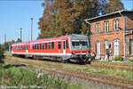DB 628 598-5 als RB von Artern nach Naumburg Hbf, am 17.10.2006 beim Halt in Gehofen.