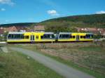 Burgenlandbahn 672 918-0  Finnebahn  + 672 909-9  Wei�enfelser Schusterjunge  am Hp Wangen (Arche Nebra); 12.09.2009