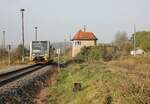 Burgenlandbahn 672 907 als RB von Wangen (U) nach Naumburg (S) Ost, am 31.10.2014 bei der Ausfahrt aus dem Bahnhof Vitzenburg.