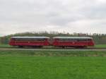 K�stner Schienenbusreisen 172 132-3 + 172 171-1 auf Fotosonderfahrt als DLr 25710 von Karsdorf nach Nebra, am 01.05.2013 bei Zingst.