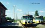 Am 07.08.1993 standen KEG 903 als RB nach Naumburg und KEG 908 als RB Richtung Nebra abfahrbereit im Bf Karsdorf.