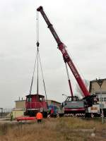 Am Haken - 312 113-4 der EBS vor der Werkstatt in Karsdorf; 18.11.2011 (Foto: Klaus Pollm�cher)