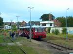 Zahlreiche Besucher nutzen w�hrend unserem Unstrutbahnfest in Ro�leben die Mitfahrgelegenheiten in den roten Ferkeltaxen der Oberwei�bacher Berg- und Schwarzatalbahn zwischen Nebra und Artern; 06.09.2008