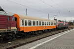 D-EBS 56 80 21-80 084-8 Bom zwischen der EBS 132 334 und der FWK 143 056, am 02.01.2024 in Naumburg (S) Hbf. Er wurde von der EBS V200 507 nach Karsdorf �berf�hrt.