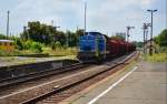 MWB V 1702 durchf�hrt mit einem Holzzug am Haken, aus Richtung Gera kommend, am 18.07.2013 den Zeitzer Bahnhof in Richtung Leipzig.