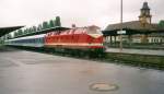 Am 15.05.1999 wartet auf Geis 6 in Zeitz die DB 229 170-6 mit dem IR 2583 von Wilhelmshaven auf die Weierfahrt nach Gera Hbf.