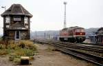 DB 232 368-1 am 19.10.1994 neben dem Stellwerk W6 in Zeitz.