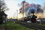 Die Leipziger Wanne 52 8154-8 am 01.12.2024 im Abendlicht in Zeitz. Das Eisenbahnmuseum Leipzig
veranstalte auch in diesem Jahr mehrere  Nikolausfahrten  von Leipzig Hbf nach Zeitz und zurück  Am Nachmittag des 01.12.24 verlässt hier die letzte Fahrt des Tages den Bahnhof Zeitz. (Foto: Christian Bissel)