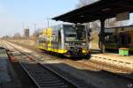 Burgenlandbahn 672 909 wartet am 26.03.2010 in Teuchern auf Fahrg�ste.