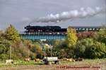 Die 52 8154-8 vom Eisenbahnmuseum Leipzig e.V. dampfte am 07.10.2007 mit einem Sonderzug von Leipzig-Plagwitz nach Jena und ist hier bei Wethau zu sehen. (Foto: Ulf Wackernagel)