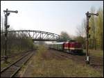 PRESS 112 565-7 mit einem Sonderzug des VSE Schwarzenberg auf der Fahrt in die Domstadt Naumburg, in Deuben, wo man noch DR-Flair erleben kann; 25.04.2010 (Foto: Steffen Tautz)
