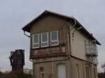 Der ehemalige Wassterturm und das alte W�rterstellwerk Tw, am 14.11.2013 in Teuchern.